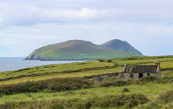 Ein verlassenes Cottage und Great Blasket