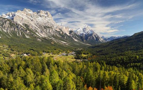 Sattes Grün und schroffe Gipfel