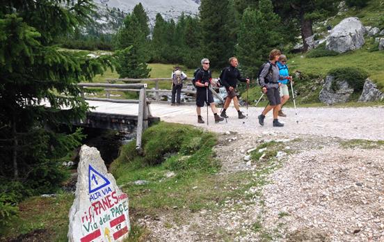 Wanderer auf der Alta Via - Dolomiten Höhenweg