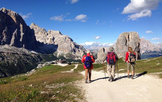 Wanderer auf der Alta Via - Dolomiten Höhenweg