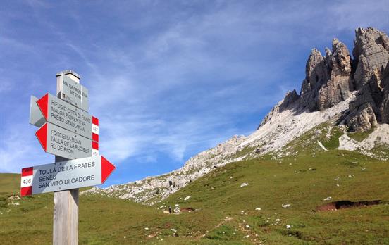 Wegweiser am Dolomiten Höhenweg