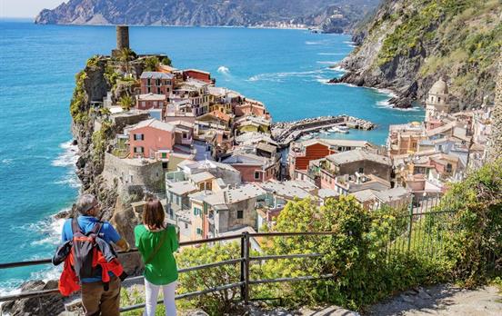 Den Blick über Vernazza streifen lassen
