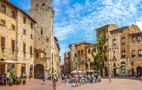 belebter Platz in San Gimignano