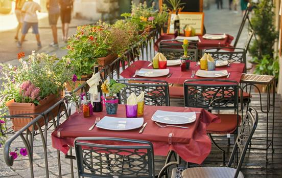 Typical dining scenes in Tuscany and Umbria