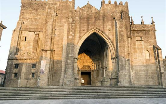 Ihr Ziel - die majestätische Kathedrale von Tui