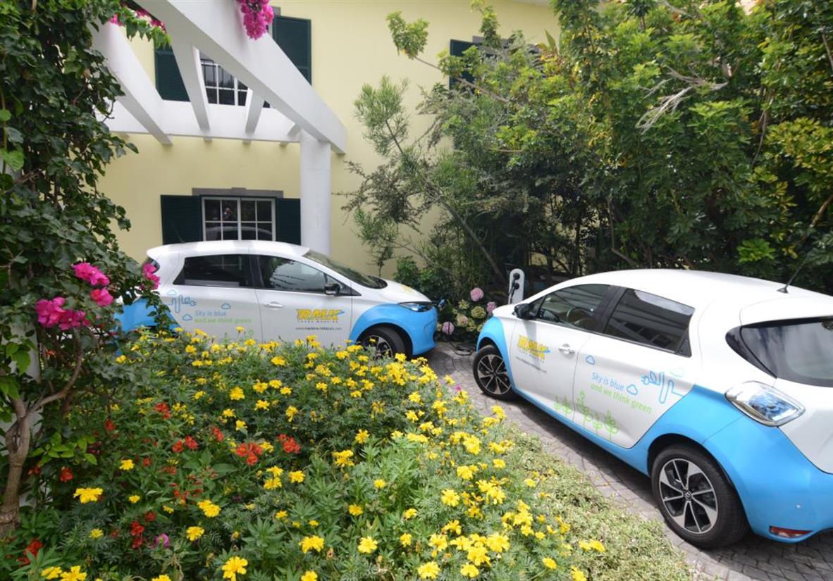 E-Mietwagen vor dem Hotel