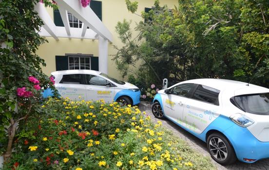 E-Mietwagen vor dem Hotel