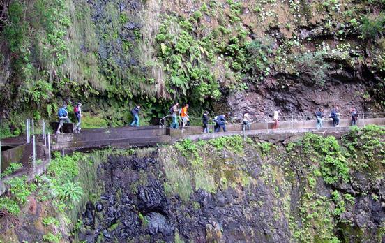 In Fels gehauene Levada Caldeirao Verde
