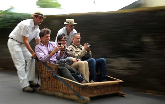 Wagen Sie in Funchal die rasante Abfahrt mit dem Korbschlitten