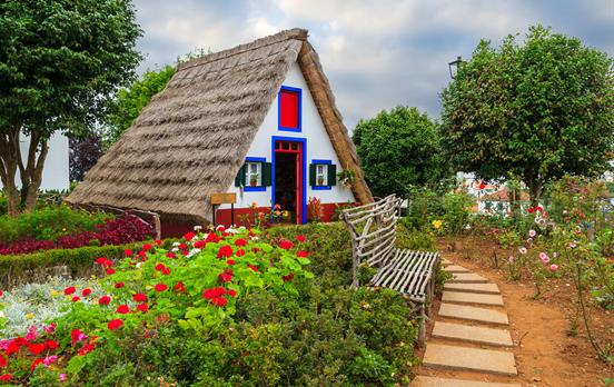 Die traditionellen strohgedeckten Bauernhäuschen in Santana