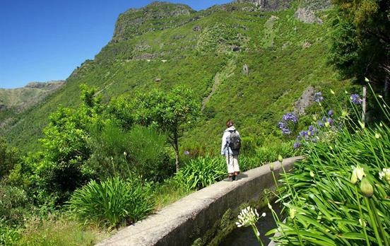 Von den Levadas eröffnen sich Ihnen immer wieder atemberaubende Ausblicke auf die üppige Vegetation