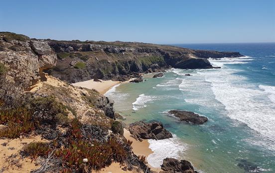 schroffe Küste an der Rota Vicentina