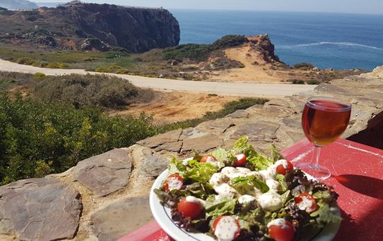 Mittagessen mit Blick auf das Meer
