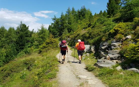 Wanderer auf Alpenüberquerung Garmisch-Sterzing