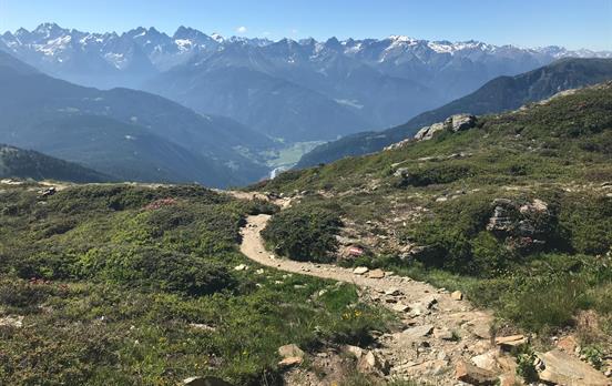 Die rot-weiße Markierung weist den Weg