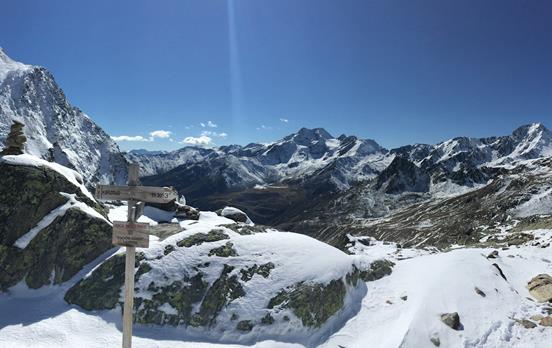 Eingeschneiter Weg beim Abstieg nach Kurzras