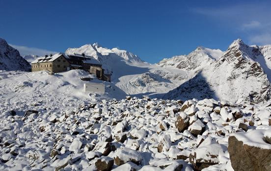 Braunschweiger Hütte im Schnee