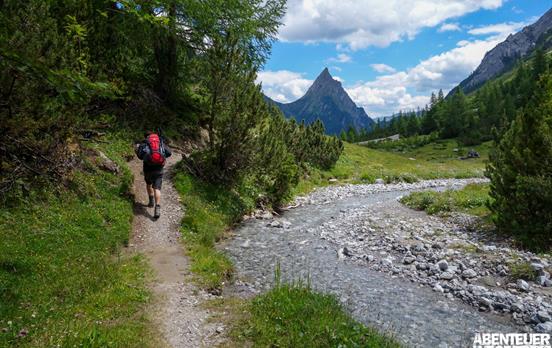Idyllisch am Gebirgsbach entlang