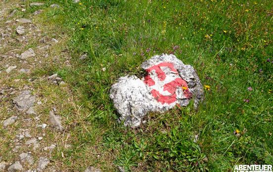 Steinerne Wegmarkierung