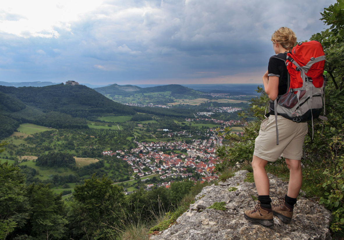 Fernsichten auf der Felskante des Albtraufs