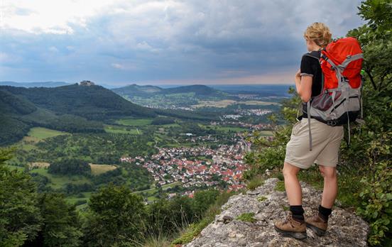 Fernsichten auf der Felskante des Albtraufs