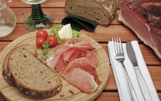 Schwarzwälder Vesper und Badischer Wein