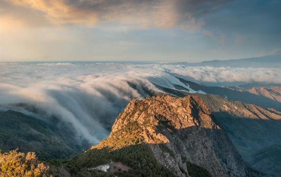 Spektakuläres Erlebnis des Wolkenmeeres