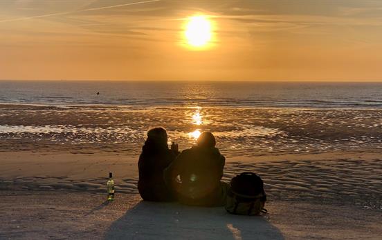 Glas Wein beim Sonnenuntergang