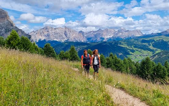 Höhenweg zum Grödner Joch mit Pralongia Plateau