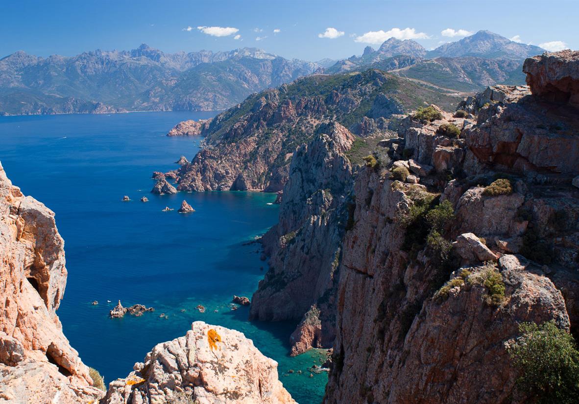 Das Gebirge ragt aus dem Meer heraus