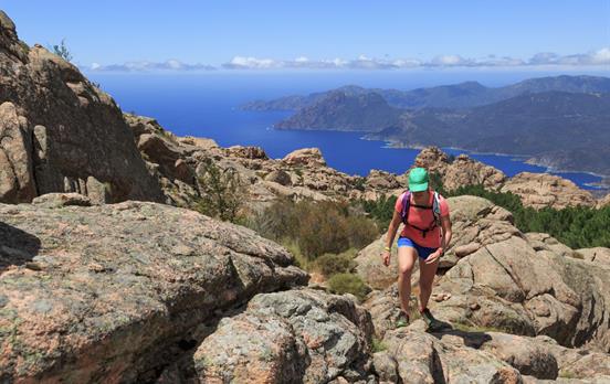 Felsige Landschaften und Meerblicke