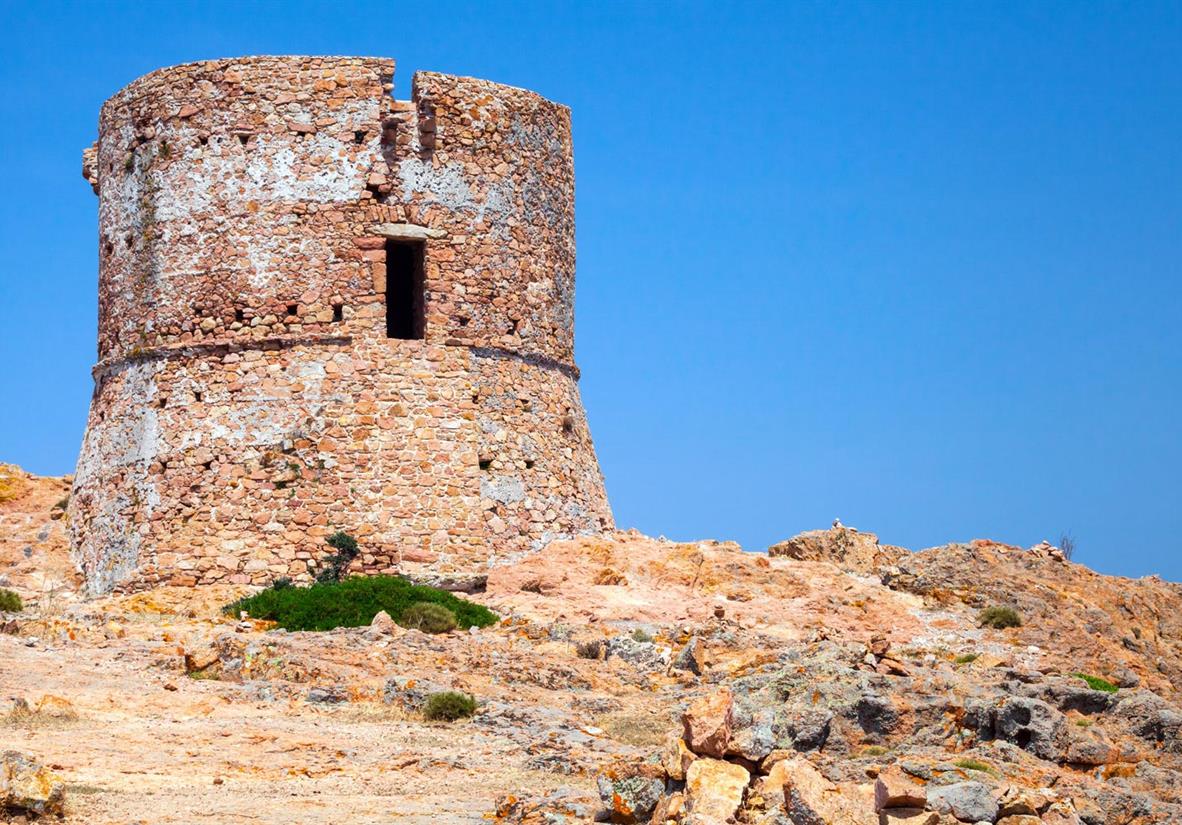 Genueserturm mit Aussicht auf das Meer