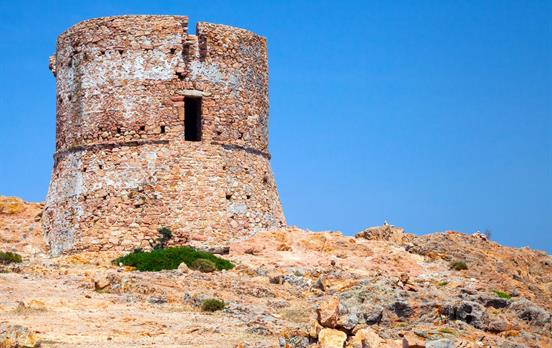 Genueserturm mit Aussicht auf das Meer