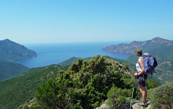Wandern mit Panoramablick auf das Mittelmeer