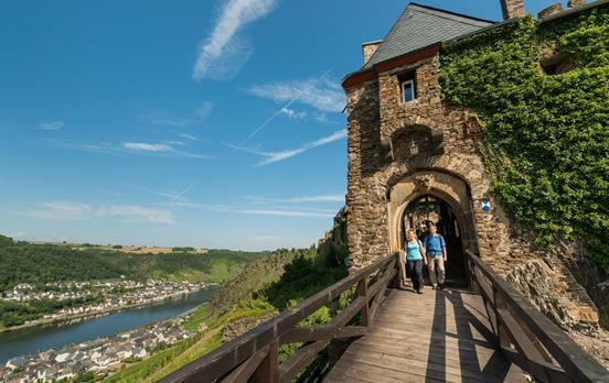Burg Thurant mit Blick auf das Moseltal