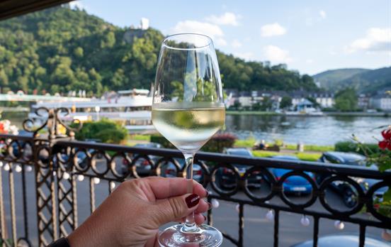 Moselwein am Moselufer