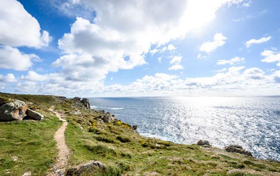 Der tiefblaue Atlantik ist Ihr treuer Begleiter