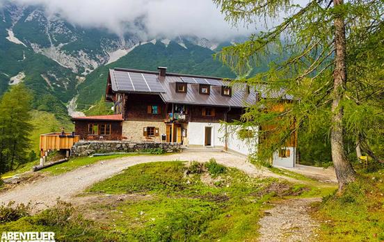 Hallerangerhaus umgeben von Bergen