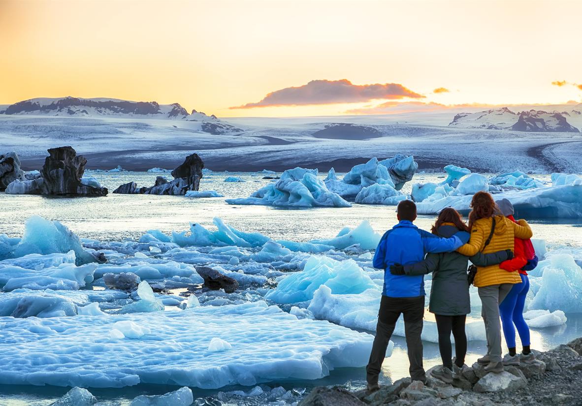Wanderer an der Gletscherlagune Jökulsárlón