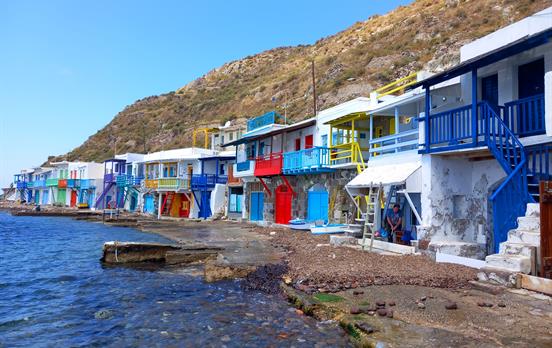 Farbenfrohe Strandhäuser an der Küste Milos