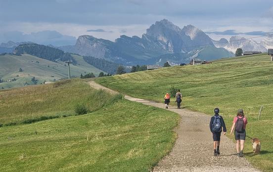 Wanderer auf der Seiser Alm