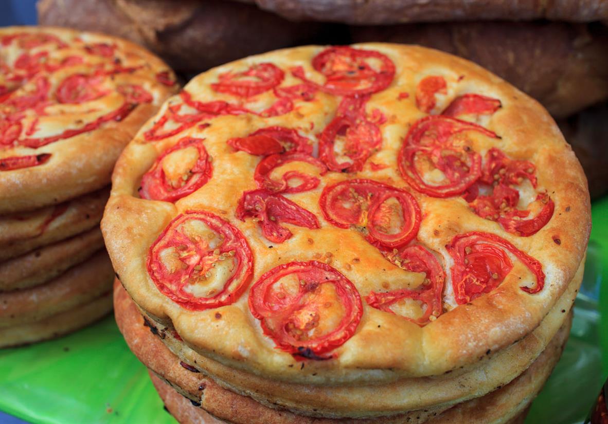 Brotspezialität mit frischen Tomaten