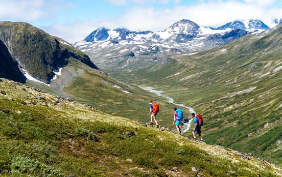 Wanderer auf dem Weg ins Memurudalen