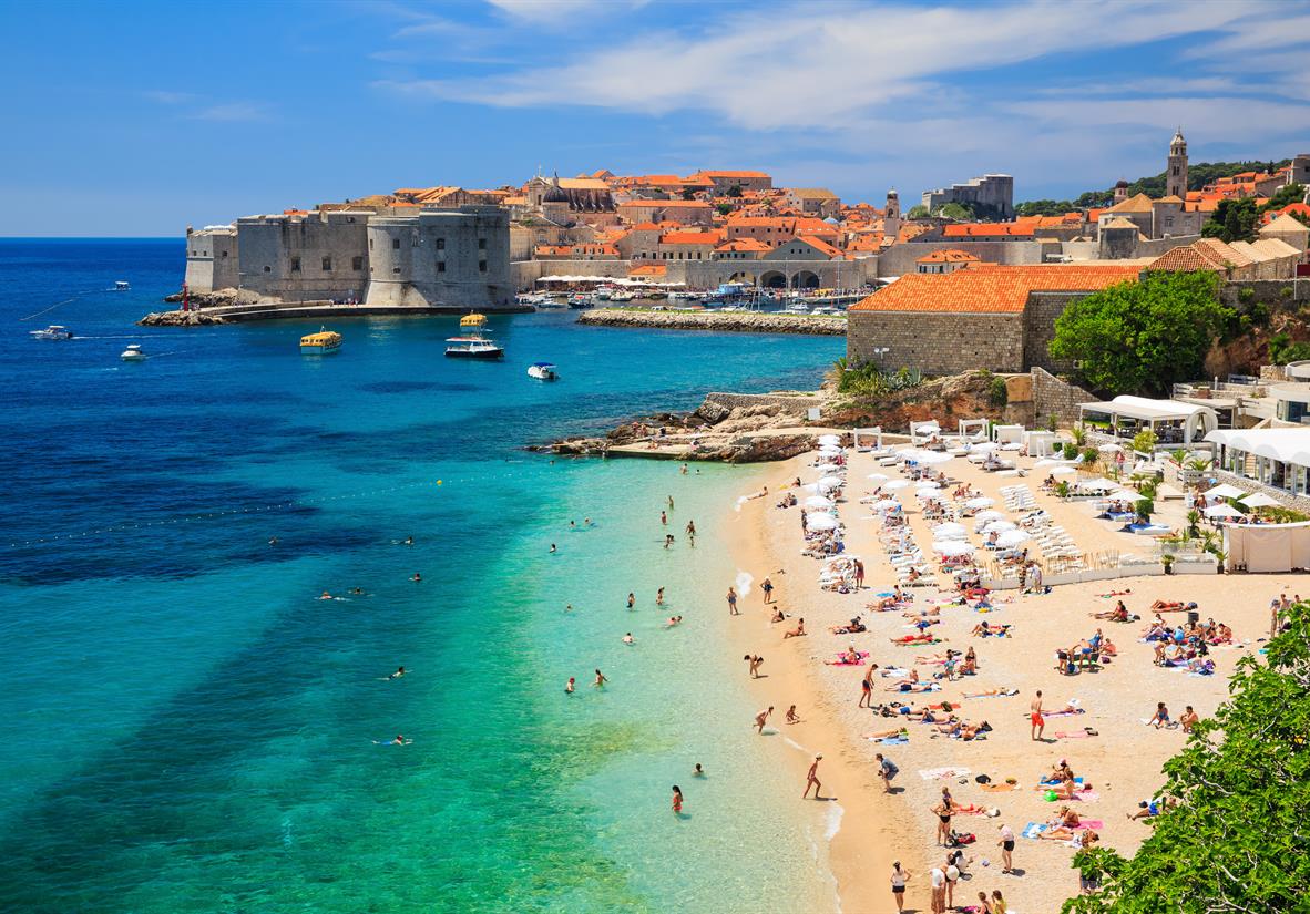 Altstadt von Dubrovnik mit schönem Strand