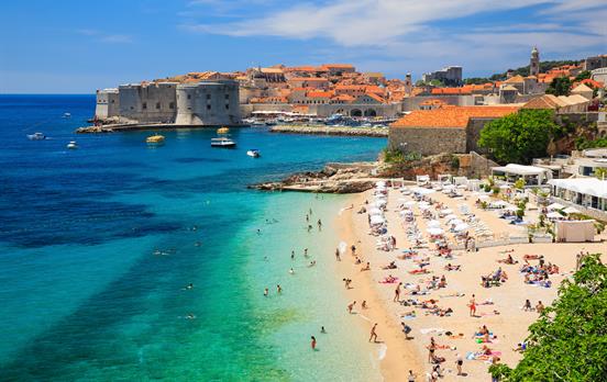 Altstadt von Dubrovnik mit schönem Strand