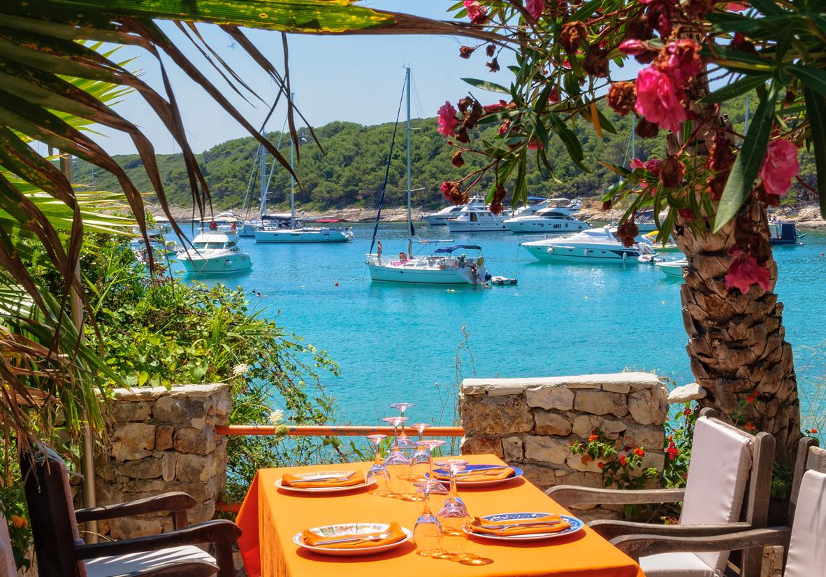 Restaurant in Hvar Stadt mit Blick auf das Meer