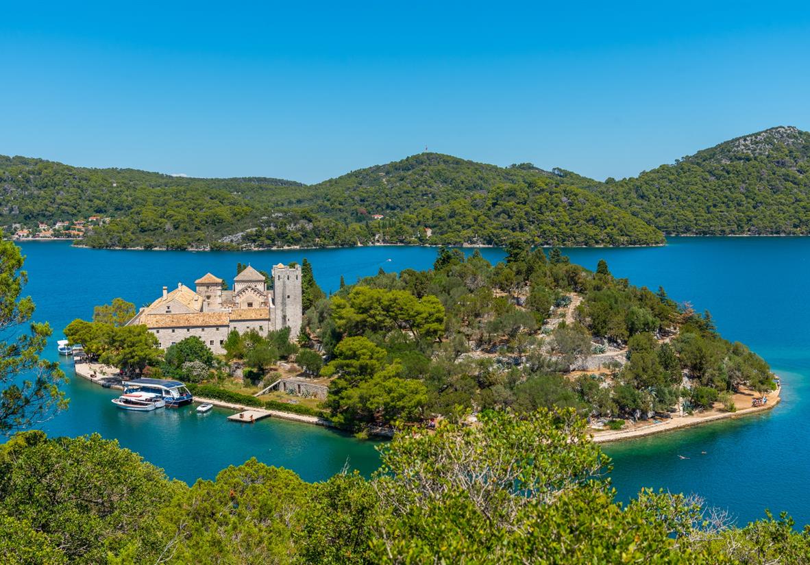 Grüner Mljet NP mit der Insel St Maria