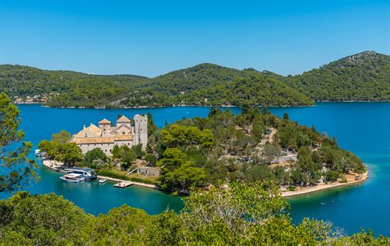 Grüner Mljet NP mit der Insel St Maria