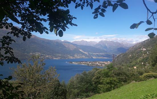 Unterwegs mit Blick auf Dervio