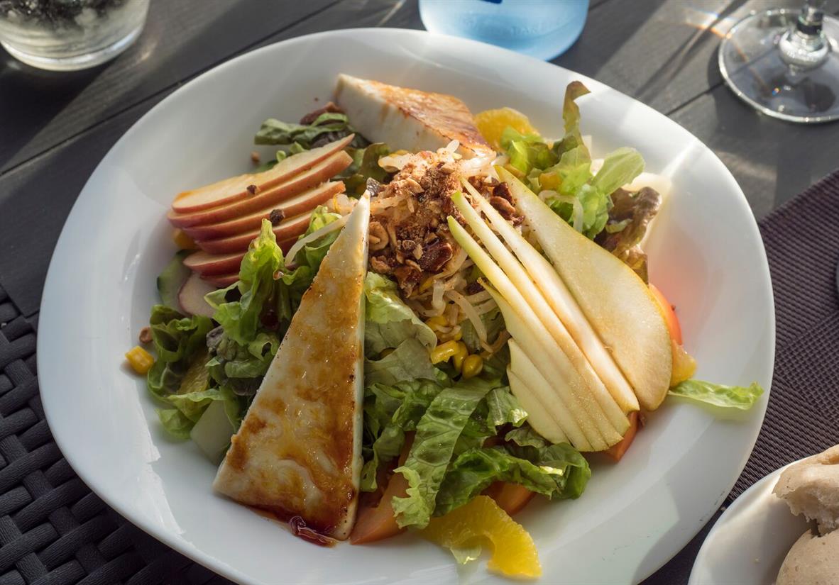 Goats cheese, pear and nut salad